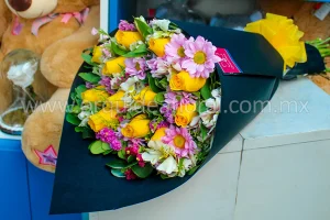 12 Rosas Amarillas con Kraft