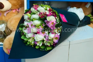 12 Rosas Blancas con Kraft