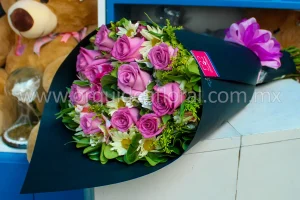 12 Rosas Moradas con Kraft