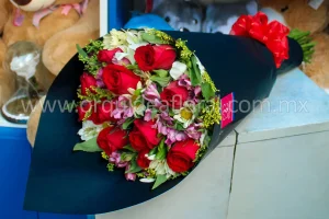 12 Rosas Rojas con Kraft