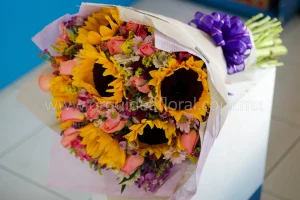 6 Girasoles & 12 Rosas Premium